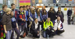 Uczniowie wraz z nauczycielami na lotnisku w Lizbonie